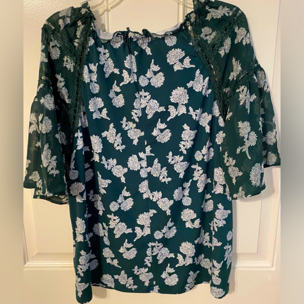 Beautiful green and white blouse. Size Medium - Picture 2 of 7